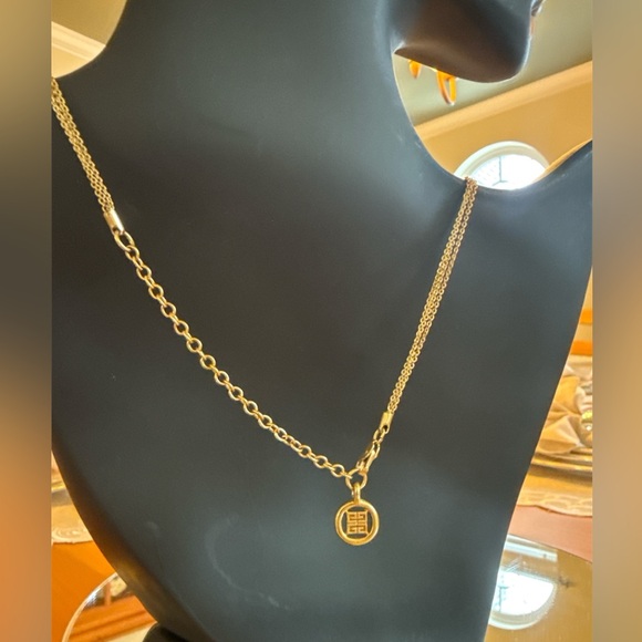 Givenchy Elegant Gold Pendant Necklace! Excellent condition! - Picture 6 of 6